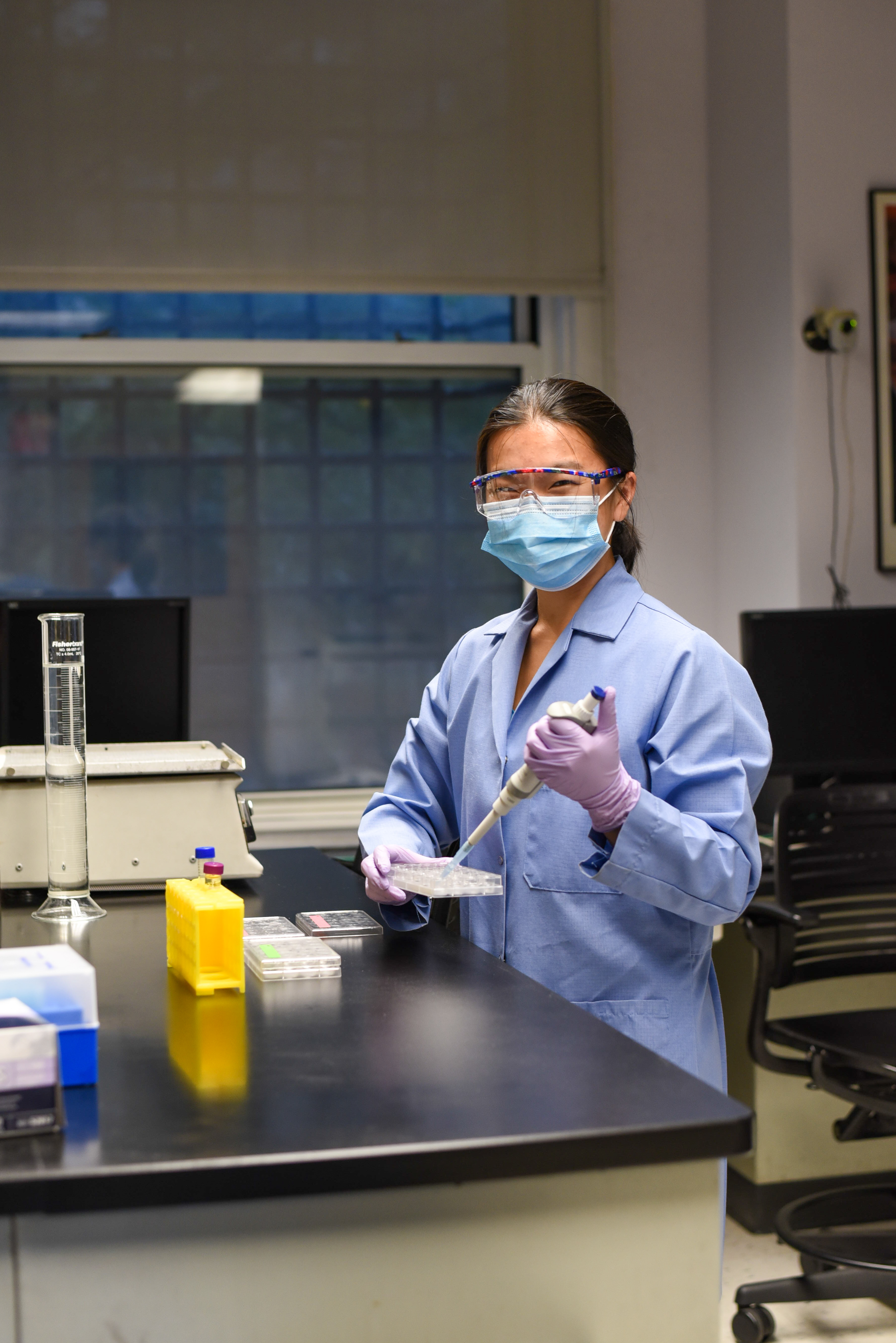 Alana Taub '18 performing research in the Silver Lab