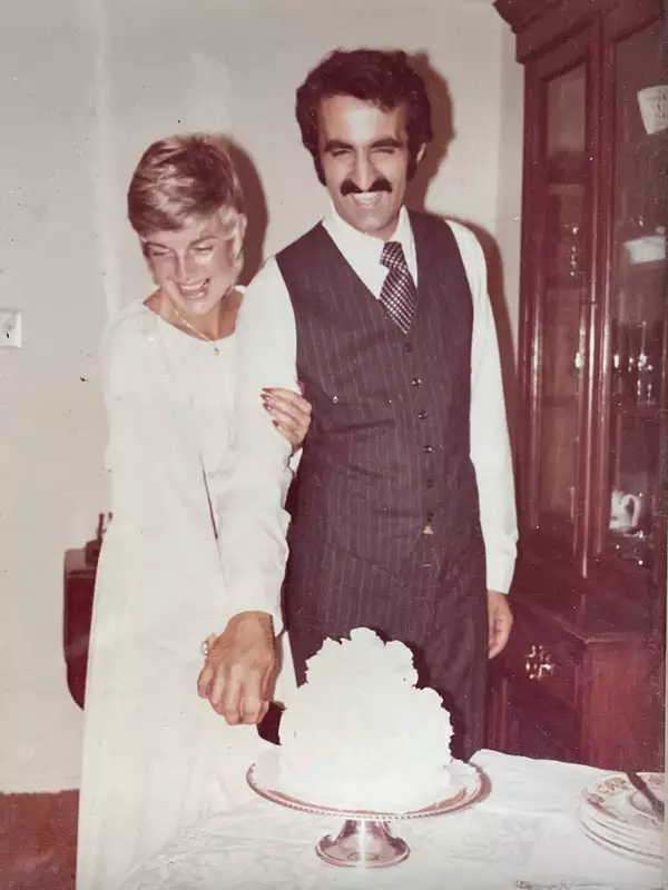 couple cutting wedding cake